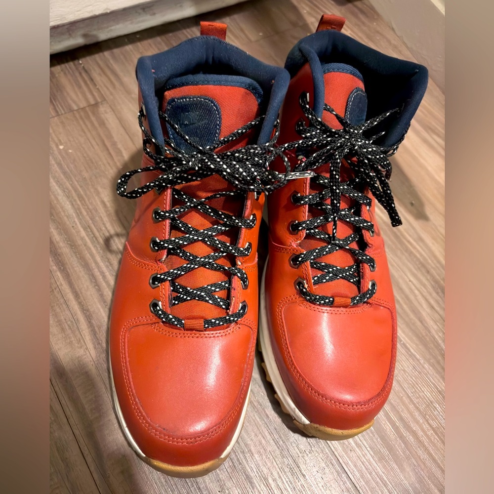 Nike Manoa Leather SE (Rugged Orange) men’s size 9.5